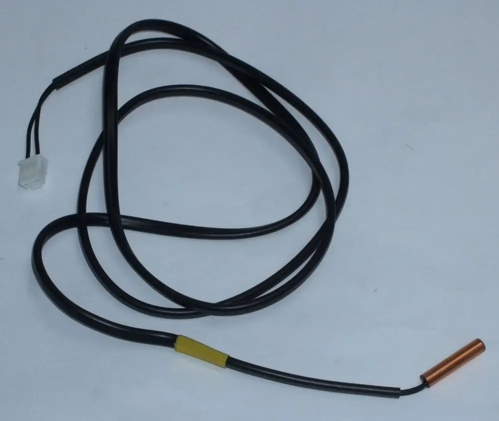 Fühler mit schwarzen Kabeln und einem metallischen Sensor, ideal für die Verwendung in Daikin Altherma R HT Heizsystemen.